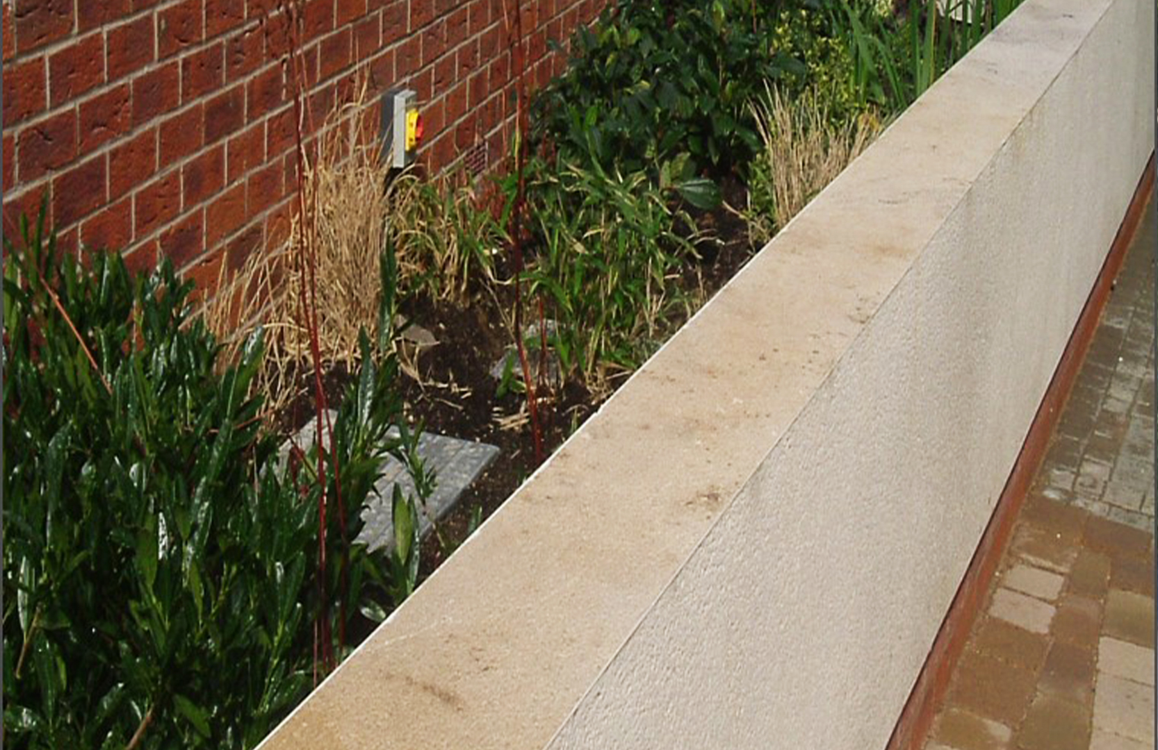 Modern rendered garden wall and planter tips er UK